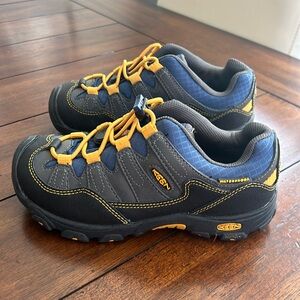 New Keen boys youth size 1 shoes